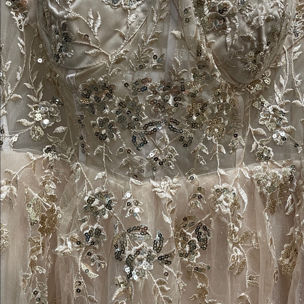 Elegant Cream Gown with Lace Details - Picture 3 of 8